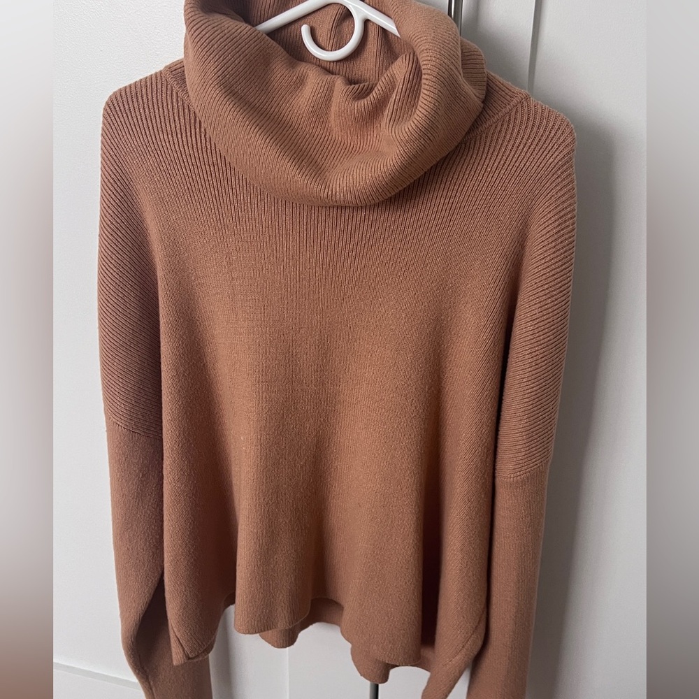 Beige turtleneck sweater (vicidolls) L